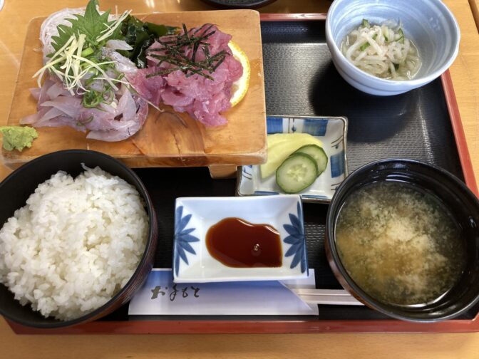 うめや食堂のマグロのすき身とアジたたき定食